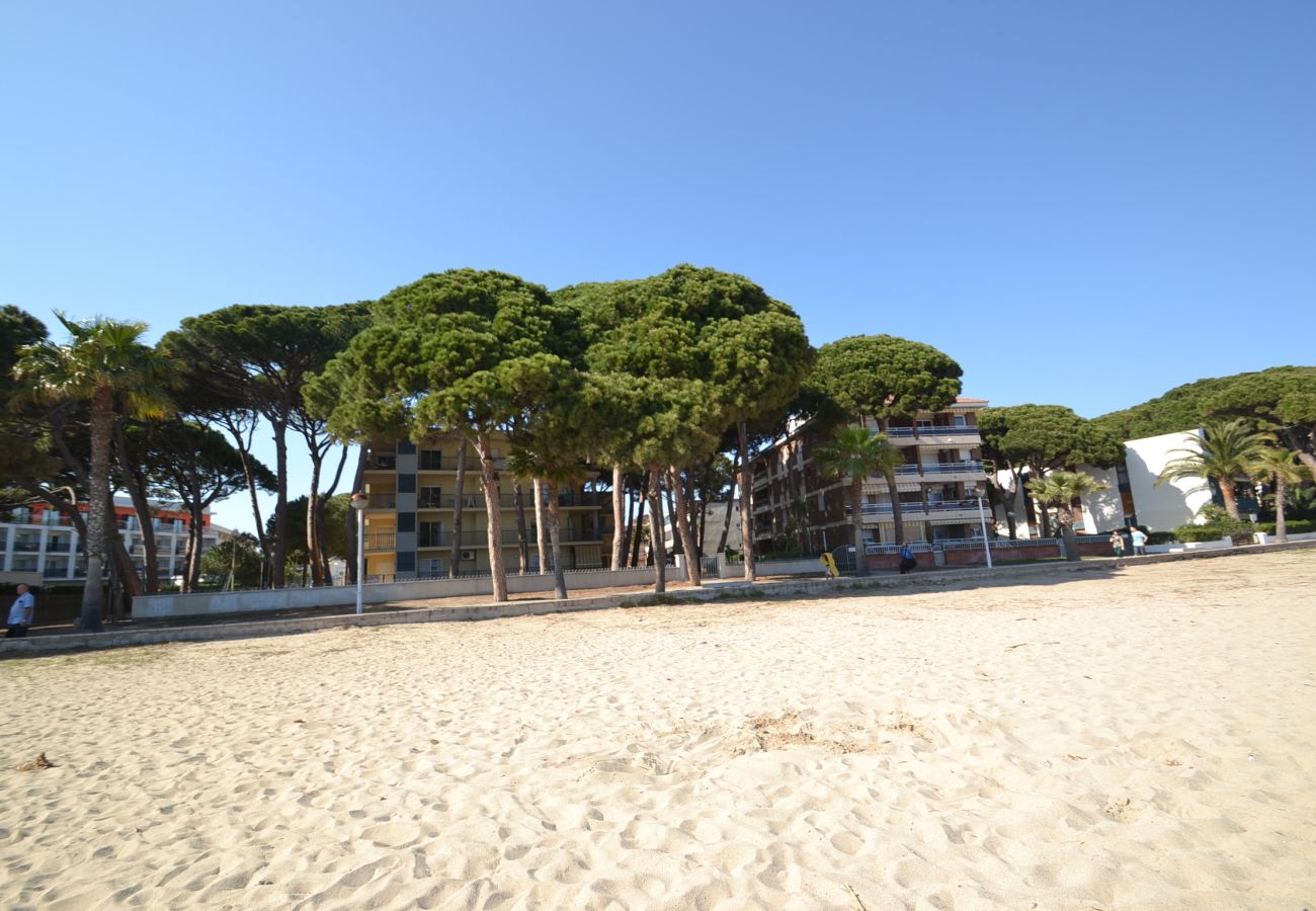 Apartamento en Cambrils - Pins i Mar:Terraza-Frente playa Cambrils-Wifi,A/C,satélite,ropa incluidos