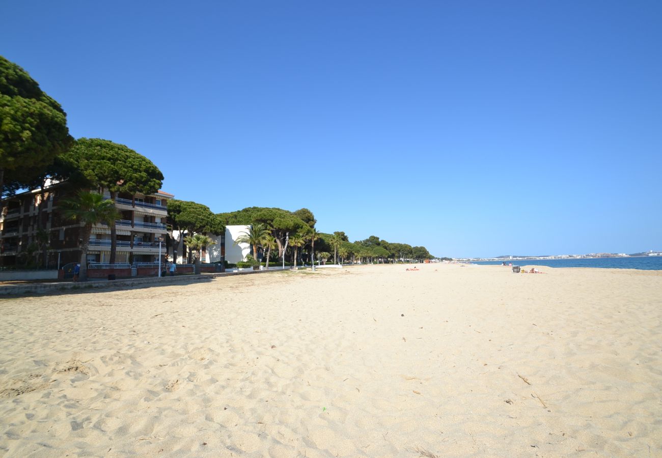 Apartamento en Cambrils - Pins i Mar:Terraza-Frente playa Cambrils-Wifi,A/C,satélite,ropa incluidos