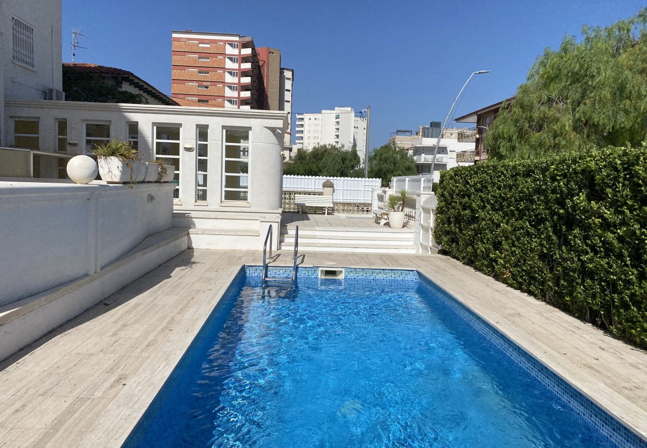 Apartamento en El Vendrell - R126 Apartamento a 30 metros de la playa con terraza y piscina