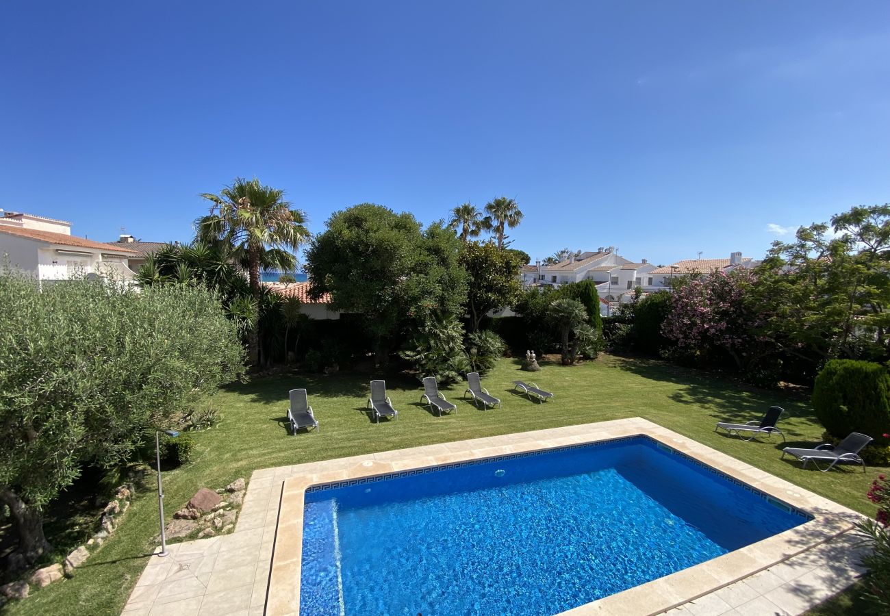 Villa in Cambrils - TH11 Charming Villa with Private Pool – Ideal for Families in  Cambrils