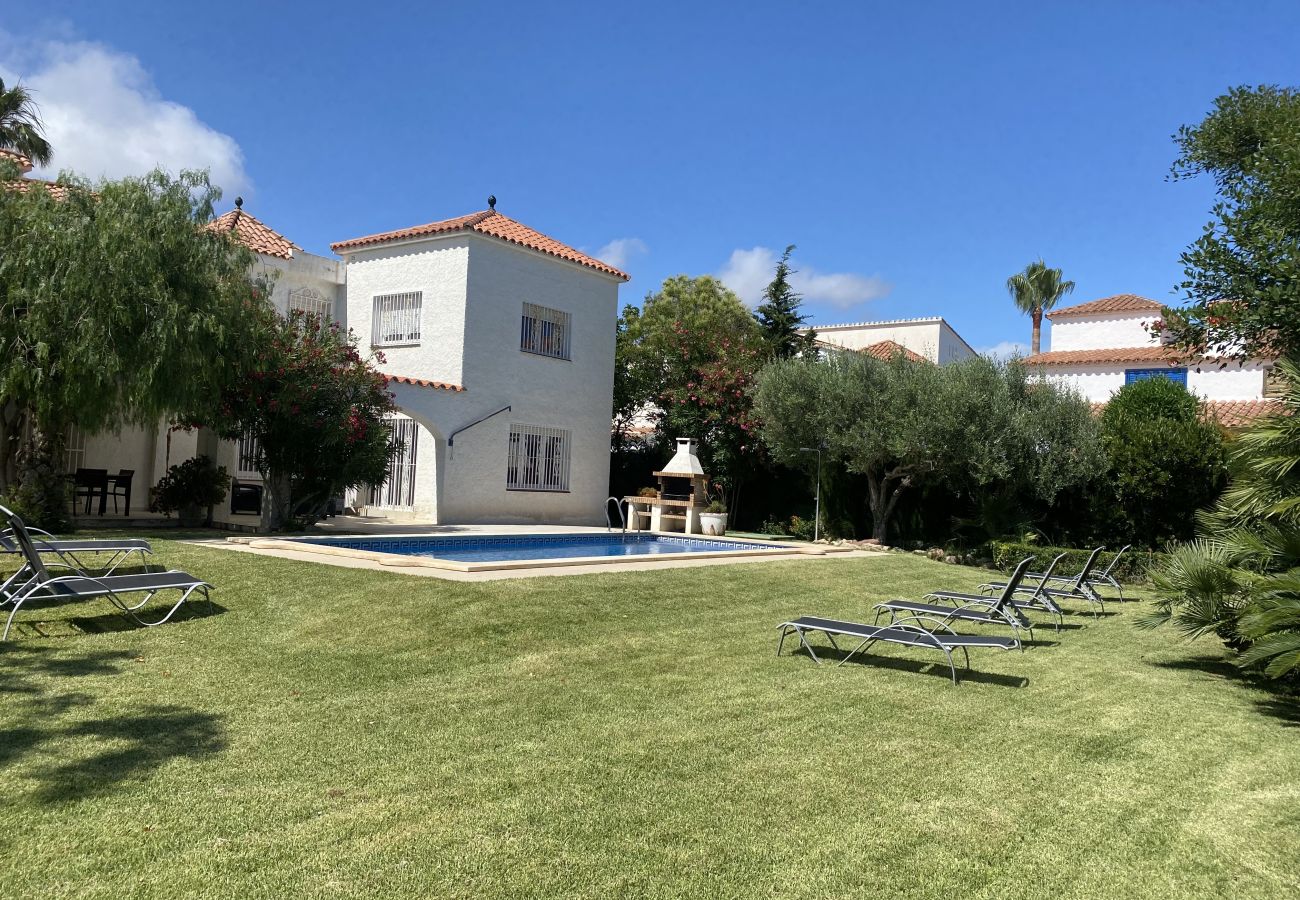 Villa in Cambrils - TH11 Charming Villa with Private Pool – Ideal for Families in  Cambrils