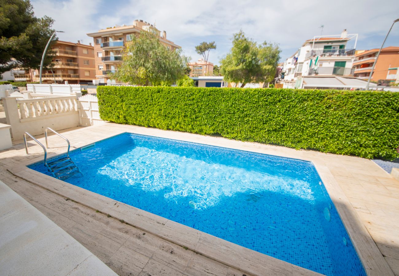 Apartment in El Vendrell - R126 Apartment 30 metres from the beach with terrace and swimming pool