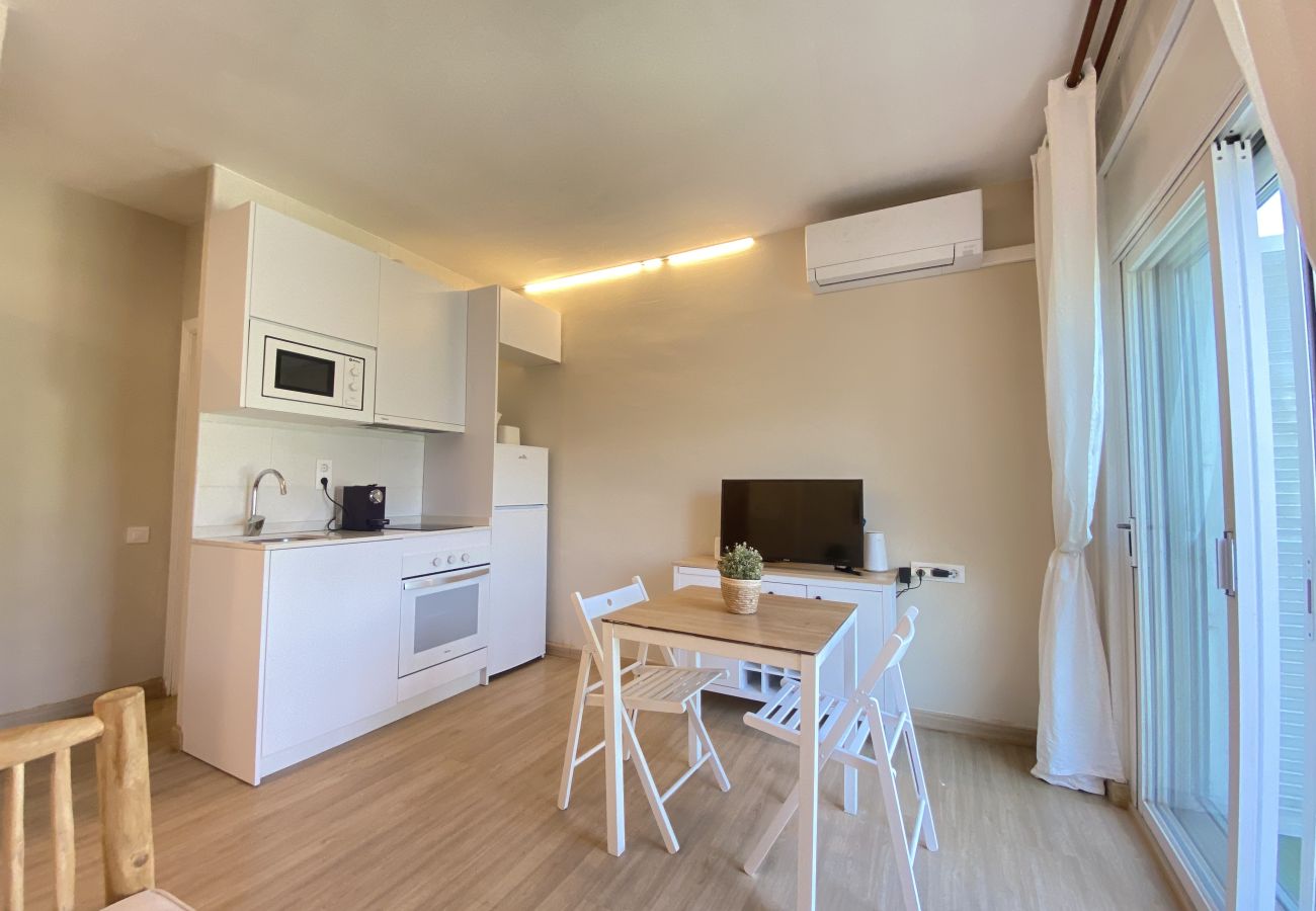 Apartment in El Vendrell - R126 Apartment 30 metres from the beach with terrace and swimming pool