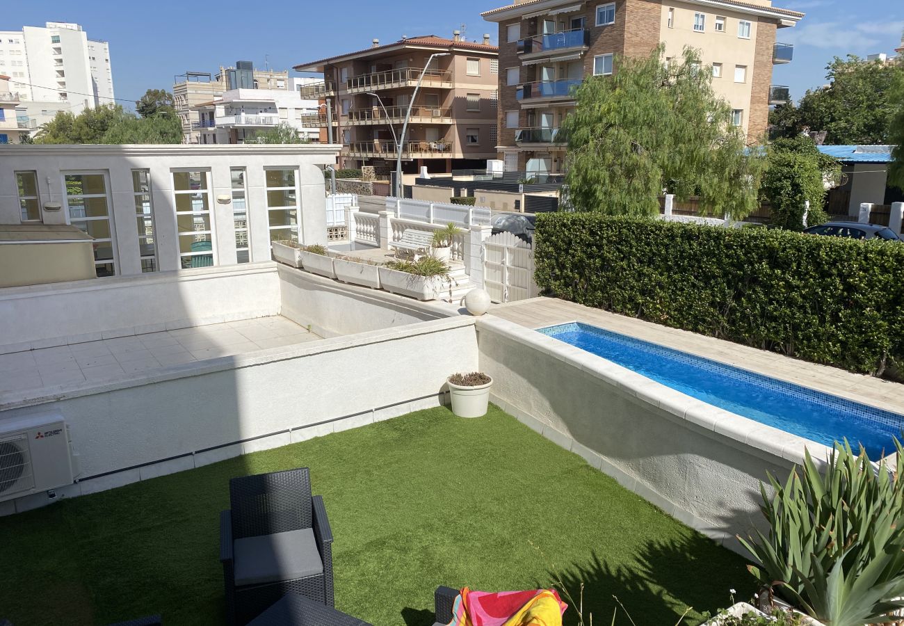 Apartment in El Vendrell - R126 Apartment 30 metres from the beach with terrace and swimming pool