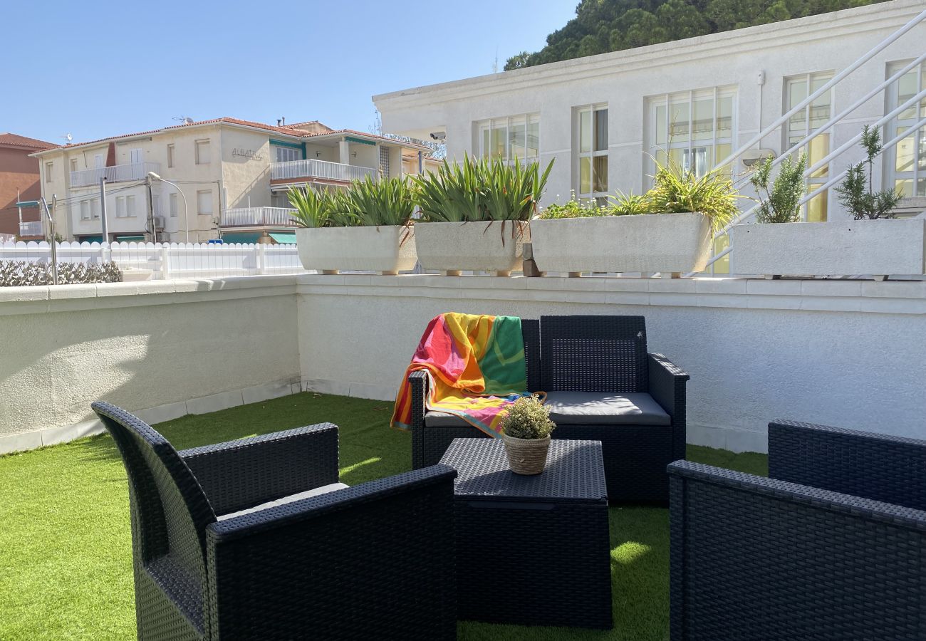 Apartment in El Vendrell - R126 Apartment 30 metres from the beach with terrace and swimming pool