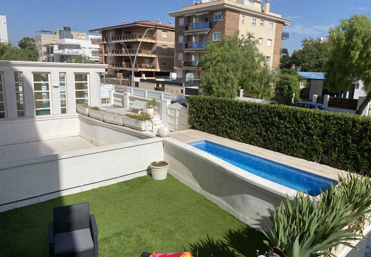 Apartment in El Vendrell - R126 Apartment 30 metres from the beach with terrace and swimming pool