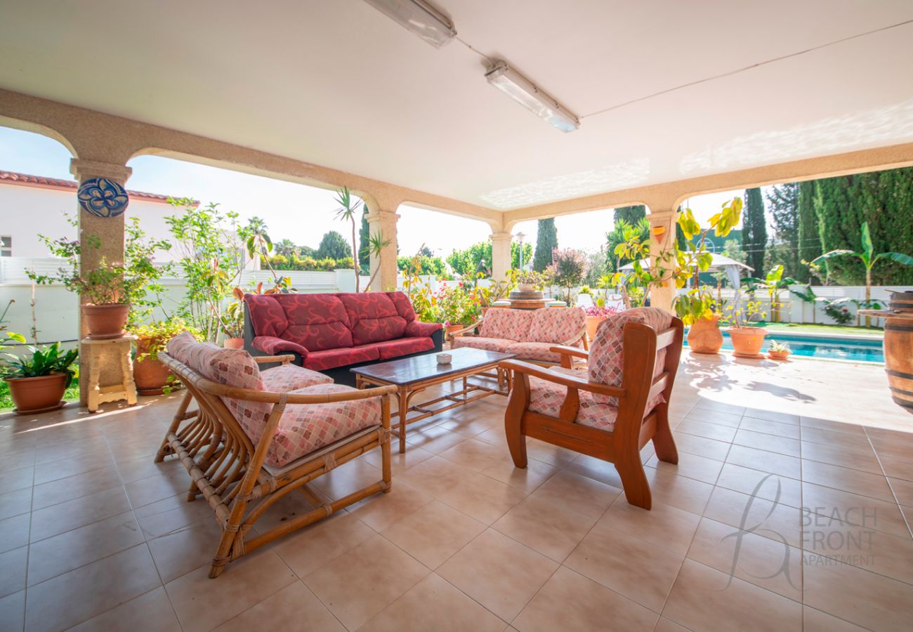 Villa in Coma-Ruga - R153 Spacious Villa with Private Pool and Garden in Comarruga