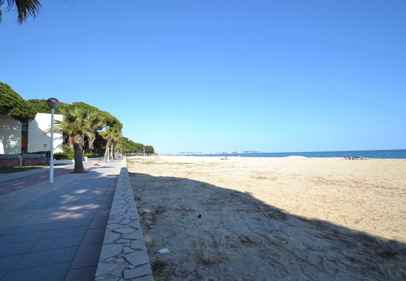 Appartement à Cambrils - Pins i Mar:Terrasse-Devant plage Cambrils-Wifi,clim,satellite,linge inclus