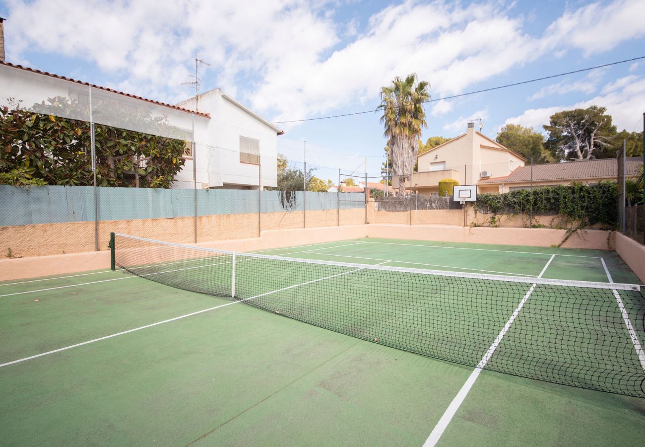 Villa à Segur de Calafell - R84 Villa avec piscine, court de tennis et jardin à 1km de la plage