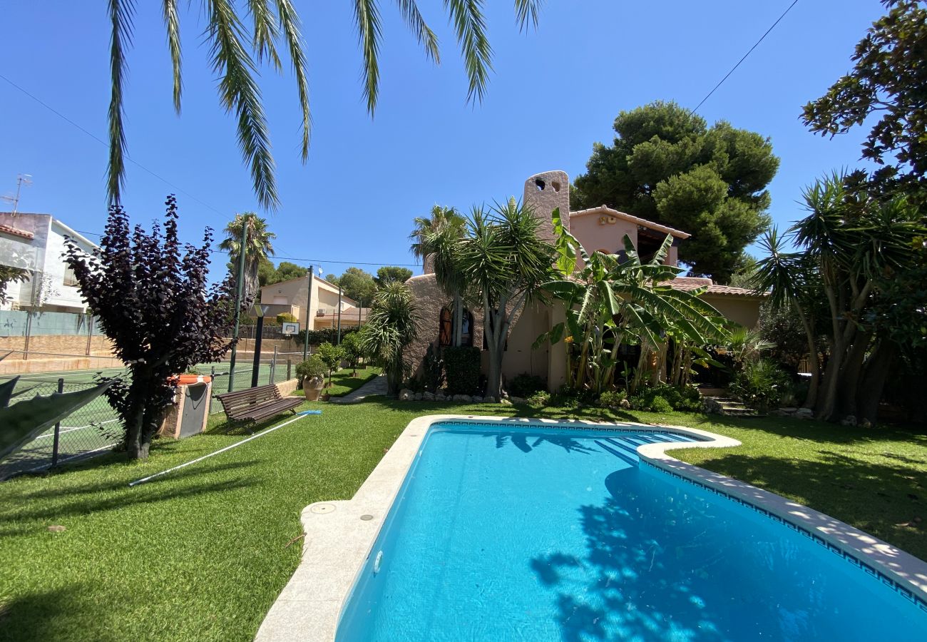 Villa à Segur de Calafell - R84 Villa avec piscine, court de tennis et jardin à 1km de la plage