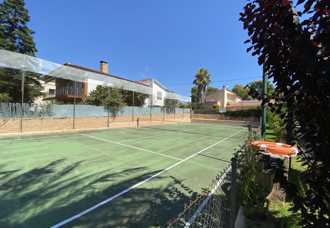 Villa à Segur de Calafell - R84 Villa avec piscine, court de tennis et jardin à 1km de la plage