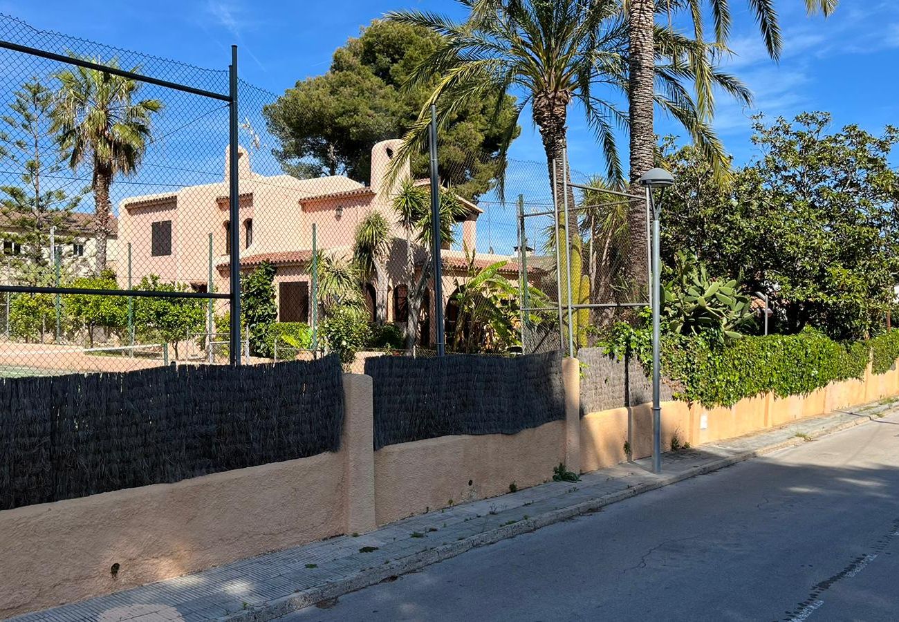 Villa à Segur de Calafell - R84 Villa avec piscine, court de tennis et jardin à 1km de la plage