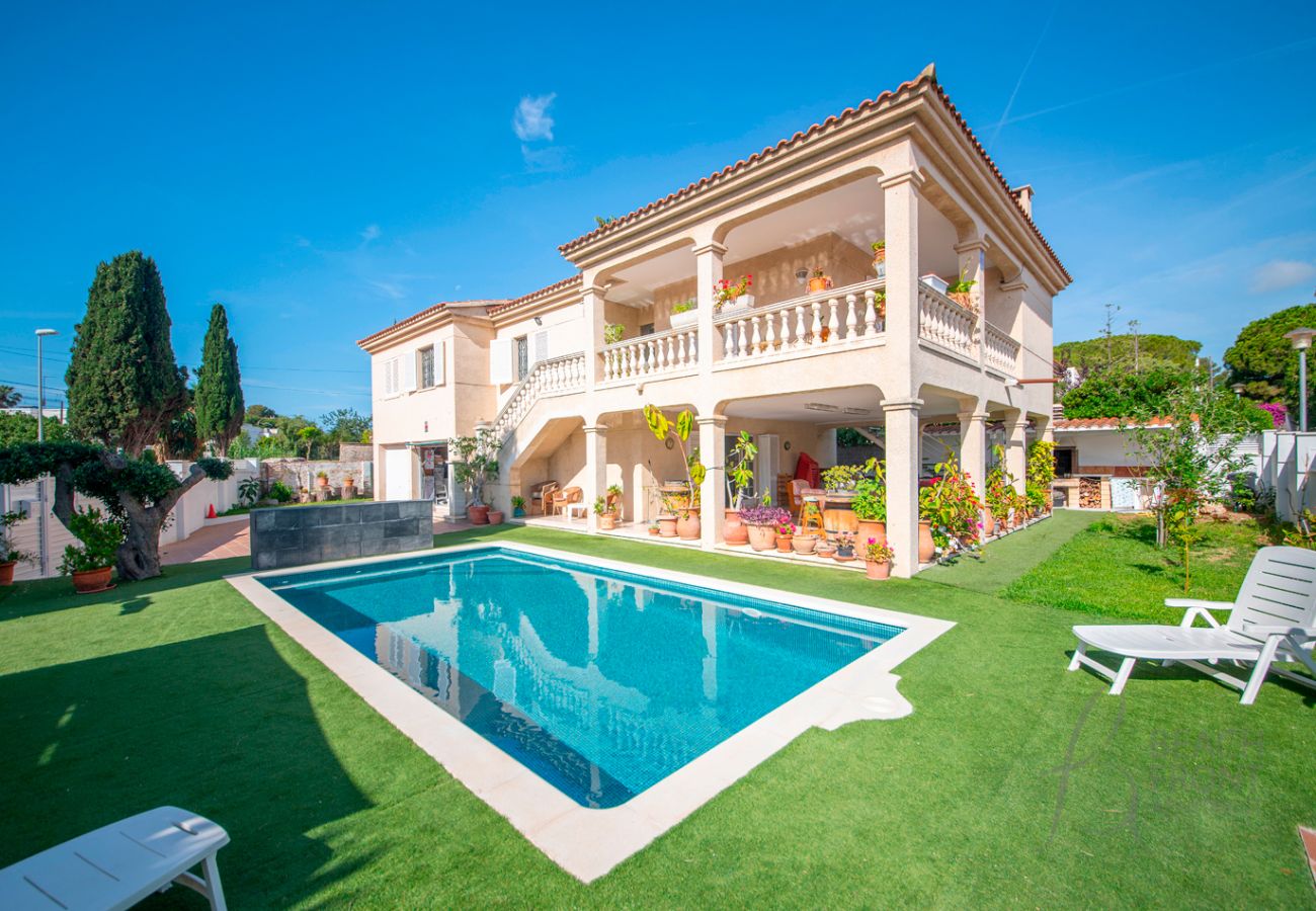 Villa à Coma-Ruga - R153 Villa Spacieuse avec Piscine Privée et Jardin 