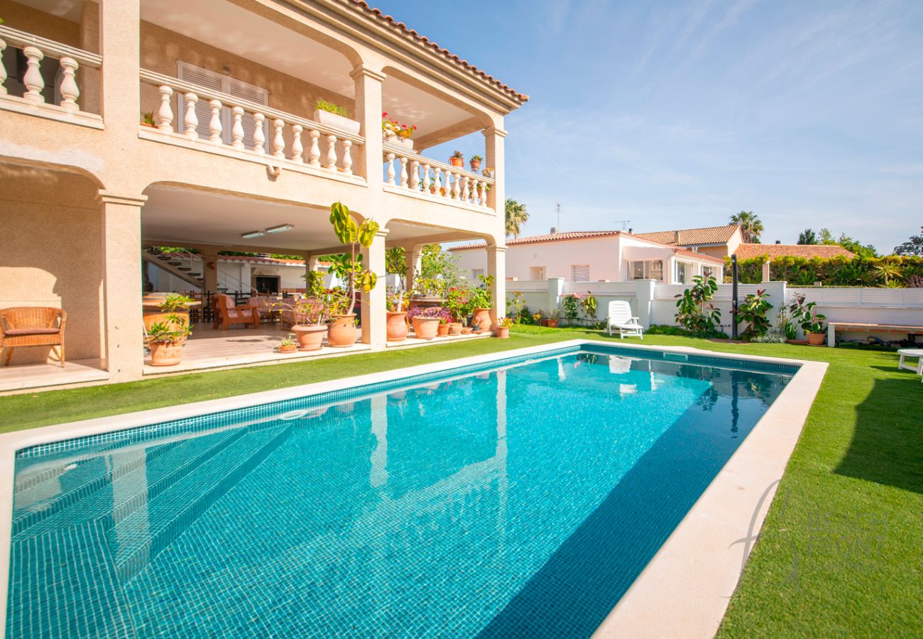 Villa à Coma-Ruga - R153 Villa Spacieuse avec Piscine Privée et Jardin 