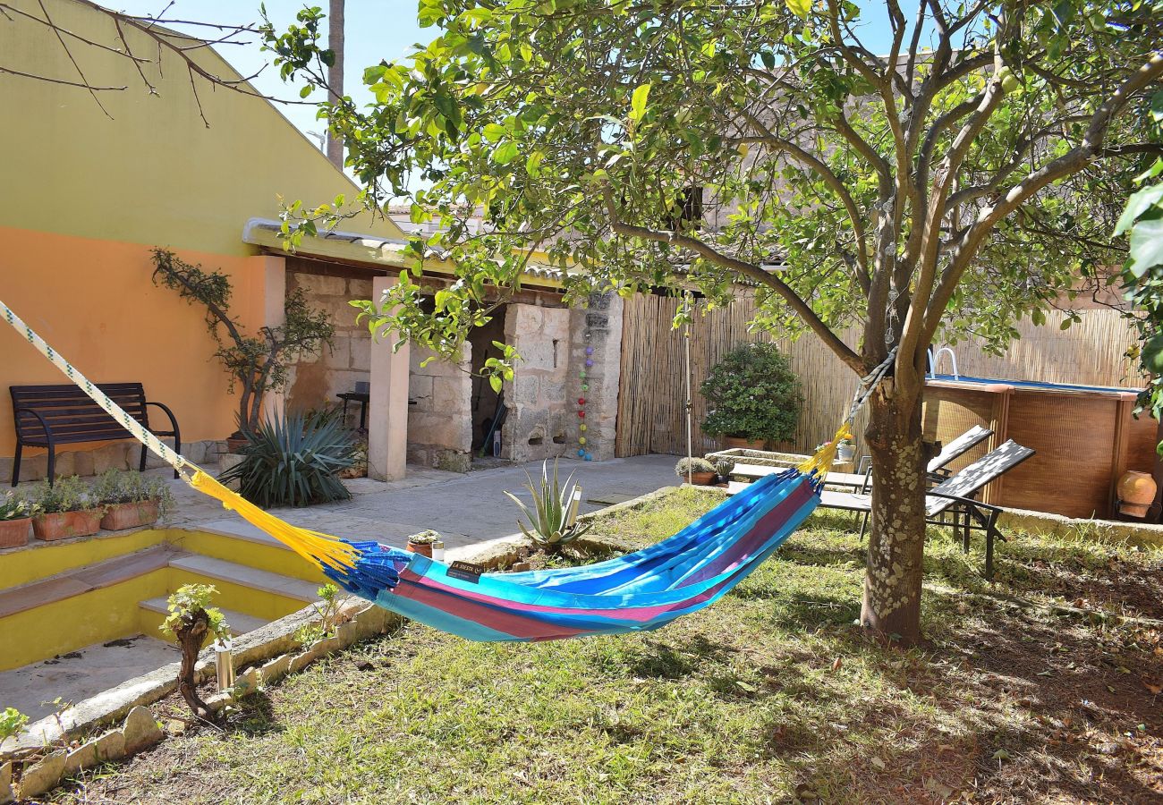 Дом на Muro - Casa de Pueblo 015 con piscina privada, jardín, terraza, barbacoa y WiFi