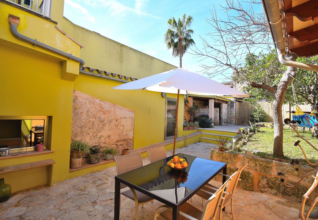 Дом на Muro - Casa de Pueblo 015 con piscina privada, jardín, terraza, barbacoa y WiFi